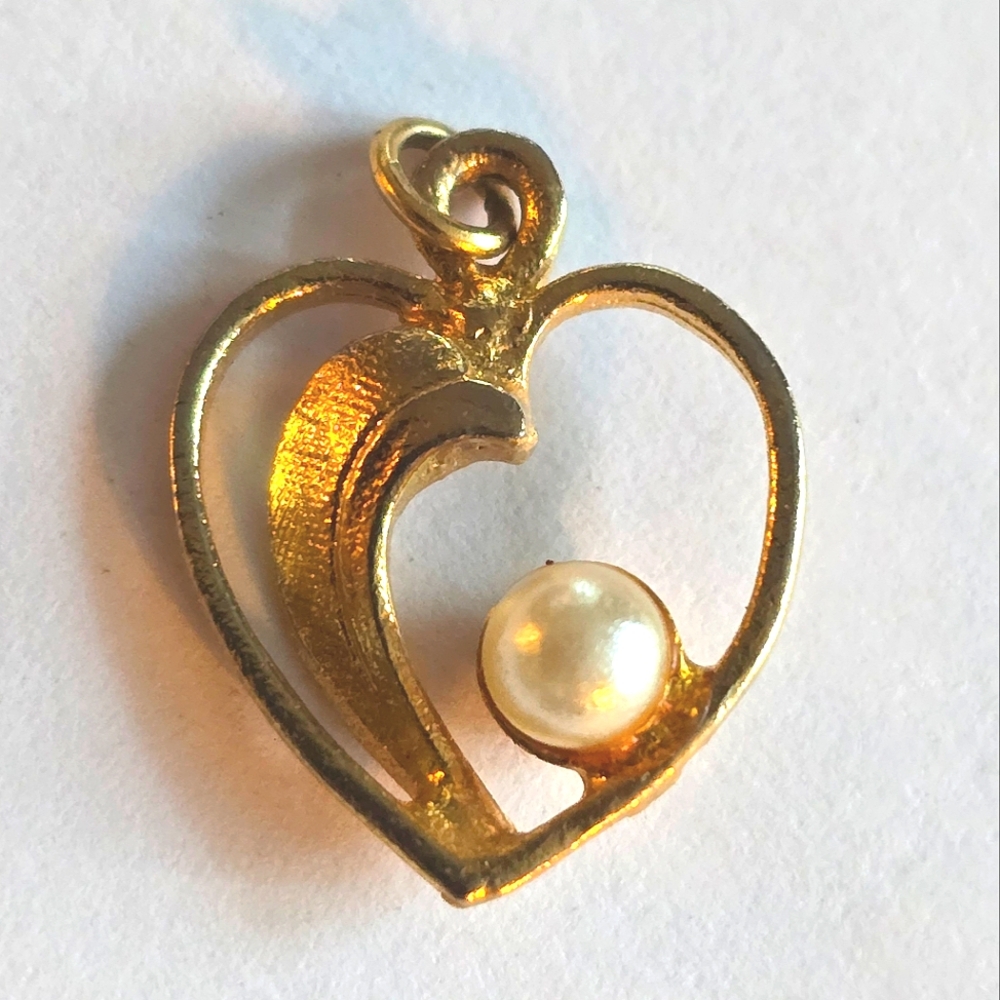 Vintage heart pendant charm white pearl gold tone sweetheart valentine